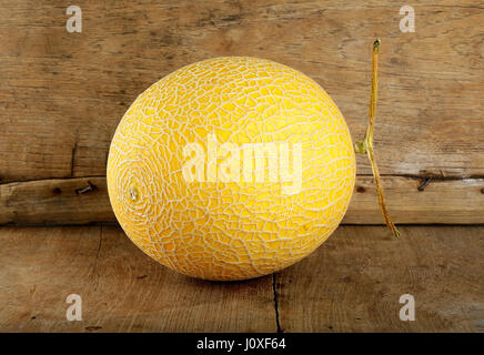 Melon cantaloup jaune sur le fond en bois. Banque D'Images