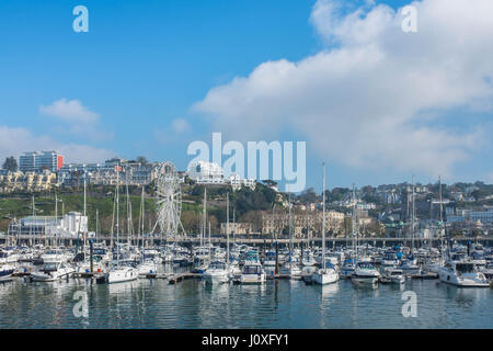 Bateaux dans la marina par un matin de printemps ensoleillé en avril 2017, Torquay, Devon. Banque D'Images