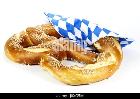 Oktoberfest bavarois traditionnel bretzel isolé sur fond blanc Banque D'Images