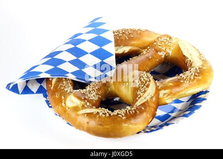 Oktoberfest bavarois traditionnel bretzel isolé sur fond blanc Banque D'Images