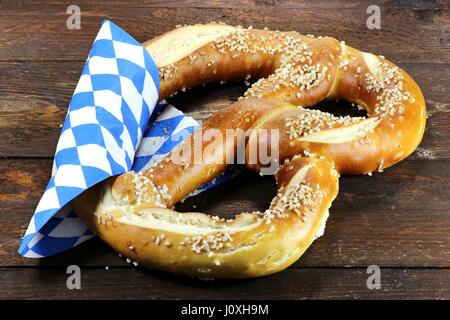 Oktoberfest bavarois traditionnel bretzel sur fond de bois Banque D'Images