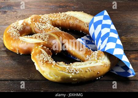 Oktoberfest bavarois traditionnel bretzel sur fond de bois Banque D'Images