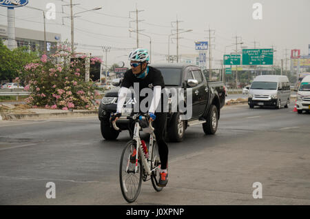 Les thaïlandais d'Asie bicyclette location dans la course sur route de la rue avec circulation road à Bangbuathong ville le 26 février 2017 dans Nonthaburi, Thaïlande Banque D'Images