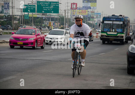 Les thaïlandais d'Asie bicyclette location dans la course sur route de la rue avec circulation road à Bangbuathong ville le 26 février 2017 dans Nonthaburi, Thaïlande Banque D'Images