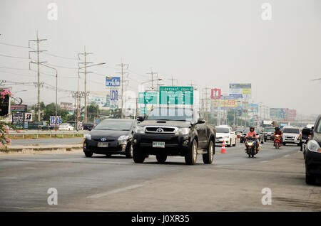 Les thaïlandais d'Asie bicyclette location dans la course sur route de la rue avec circulation road à Bangbuathong ville le 26 février 2017 dans Nonthaburi, Thaïlande Banque D'Images