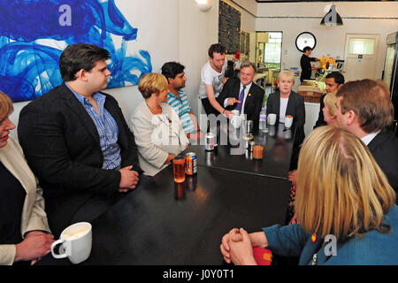 Le poste de travail Ed Balls (arrière, centre) et leader travailliste écossais Johann Lamont (à l'arrière, droite) discuter des implications de l'indépendance référendum avec un petit groupe de public dans un café d'Édimbourg Banque D'Images