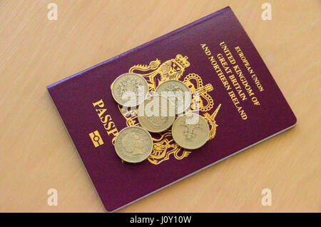 Un passeport britannique et pièces livre (photo) Banque D'Images