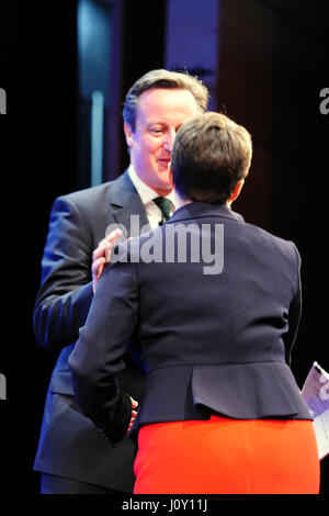 David Cameron est accueilli à la conférence du parti conservateur écossais à Edimbourg par Ruth chef écossais Davidson Banque D'Images