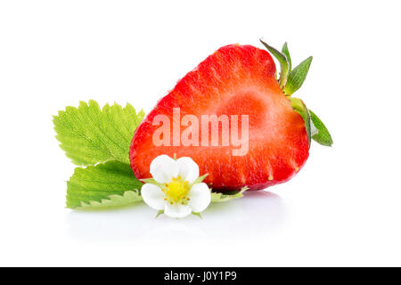 La moitié des fraises avec des feuilles isolées et blossom Banque D'Images