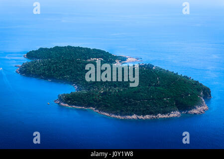 Vue aérienne sur l'île de Lokrum en face de ville de Dubrovnik, Croatie paysage. Banque D'Images