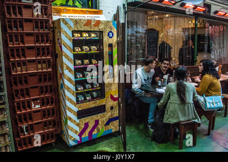 Brixton, Londres, UK, 15/04/2017 machine à Brixton Brixton Pound marché. Échange de livres britanniques pour Brixton pounds. Banque D'Images
