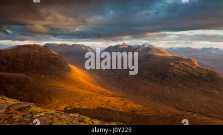 Le Torridon Massif. Beinn Eighe et Liathach, prises depuis le sommet de Beinn Alligin au coucher du soleil. Banque D'Images