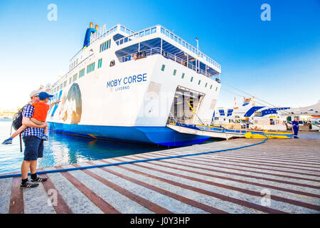 Père avec son petit fils de souligner pour ferry boat à jour ensoleillé chaud, Gênes, Italie Banque D'Images