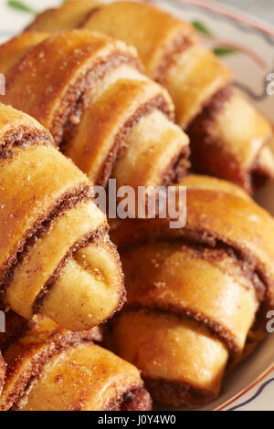 Rugelach, une pâtisserie traditionnelle européenne populaire sur les fêtes juives. Banque D'Images