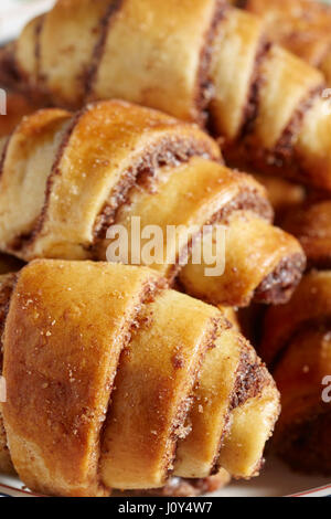 Rugelach, une pâtisserie traditionnelle européenne populaire sur les fêtes juives. Banque D'Images