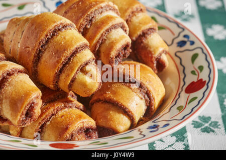 Rugelach, une pâtisserie traditionnelle européenne populaire sur les fêtes juives. Banque D'Images