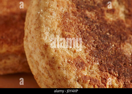 Muffins anglais de blé entier, simplement appelé 'muffins' en Angleterre Banque D'Images