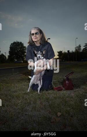 Vieille Femme posant avec son chien Jack Russel Banque D'Images