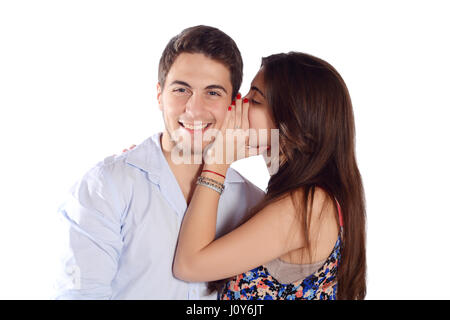 Portrait of a young woman whispering secret à son petit ami. Isolé sur fond blanc. Banque D'Images