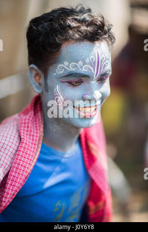 Face à l'homme peint Bédeille et charak festival en Krishnadepur, West Bengal Banque D'Images