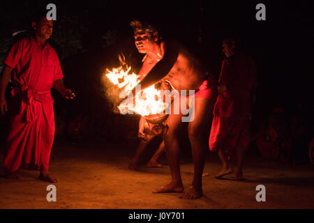 Indian man performing rituel du feu à l'Bédeille et charak festival en Krishnadepur, West Bengal Banque D'Images