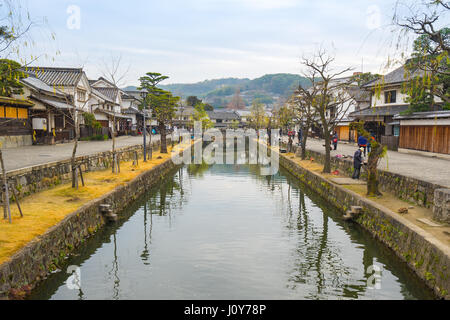 Okayama, Japon- 5 janvier 2016 : Kurashiki est une ville historique située dans l'ouest de la préfecture d'Okayama, Japon, assis sur la rivière Takahashi, sur les COA Banque D'Images