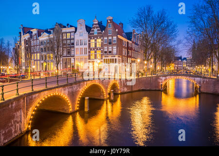 Vue de nuit Amsterdam city skyline at night en Pays-Bas. Banque D'Images