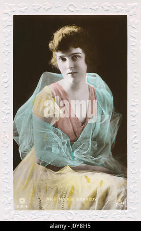 La carte postale de l'actrice américaine Madge Kennedy. À la main, carte sépia de frontière. Banque D'Images