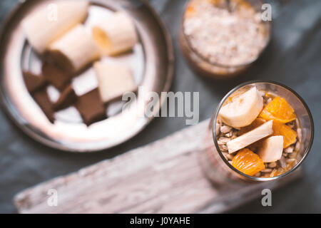 Des smoothies et des tranches de banane et biscuit sur une plaque d'étain l'horizontale Banque D'Images