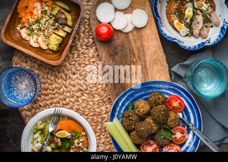 Falafel, salades avec du potiron, carottes, avocat sur une serviette en osier l'horizontale Banque D'Images