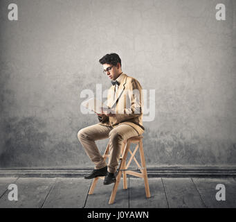 Businessman reading seul dans cette chambre vide Banque D'Images