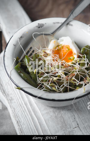 Le lin germé avec salade et oeufs de cailles vertical Vue de côté Banque D'Images