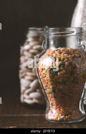 Les lentilles, riz, haricots blancs dans de grands pots de verre vertical d'aliments sains Banque D'Images