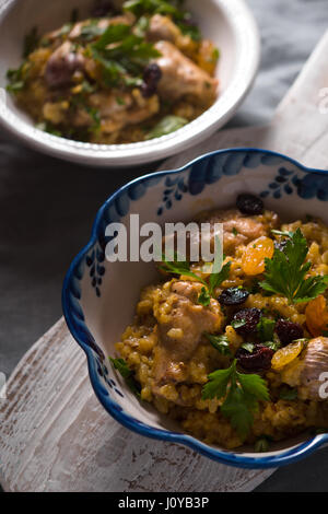Bol en céramique avec pilaf à deux sur un stand à la verticale Banque D'Images