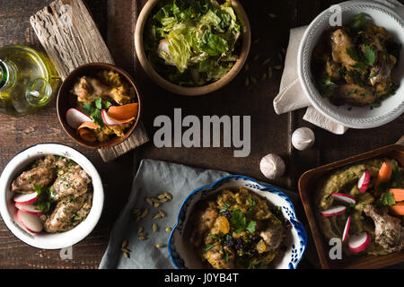 Table de fête avec salade et pilaf à l'horizontale Banque D'Images