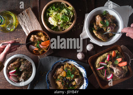 Table de fête avec salade et pilaf horizontale gros plan Banque D'Images