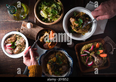 Table de fête avec salade et pilaf à l'horizontale Vue de dessus Banque D'Images