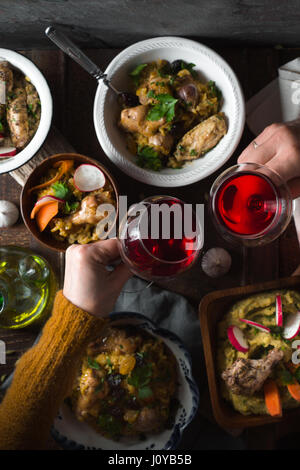 Verre, le riz au poulet, salade de légumes sur la table verticale Banque D'Images