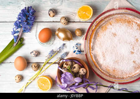 Gâteau de Pâques allemand avec décor et fleur sur la table horizontale en bois blanc Banque D'Images