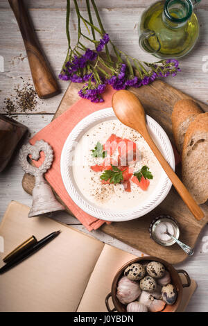 Vichyssoise soupe sur la table en bois blanc Vue de dessus Banque D'Images