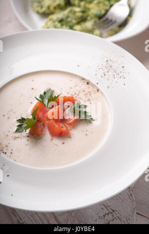 Vichyssoise soupe au saumon dans la verticale de la plaque en céramique Banque D'Images