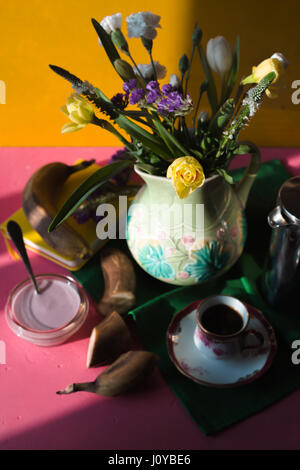 Petit-déjeuner de printemps sur la verticale fond coloré Banque D'Images