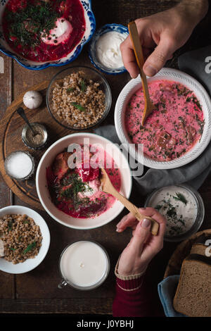 Le dîner dans un style traditionnel russe à la verticale Banque D'Images