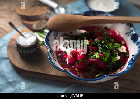 Une cuisine russe et ukrainienne le bortsch soupe de betteraves à la crème verts Banque D'Images
