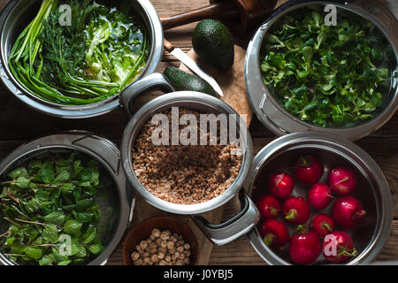 Ingrédients pour salade saine avec des légumes verts et de sarrasin ,Vue de dessus Banque D'Images