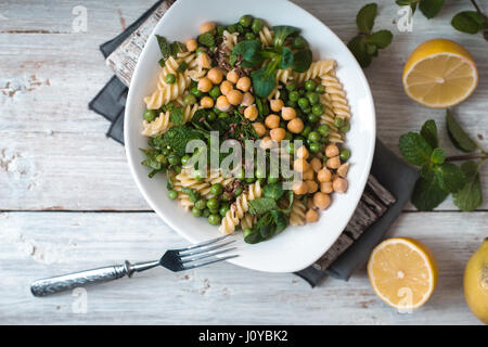 Pâtes aux petits pois et à la menthe sur la table en bois blanc Vue de dessus Banque D'Images