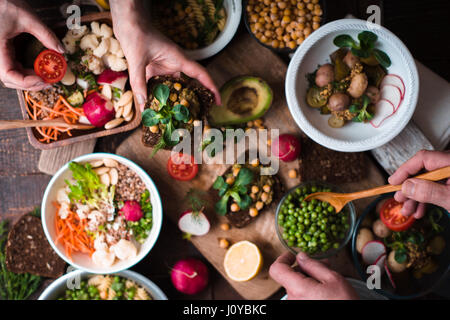 La consommation de salade différentes et apéritif sur la table en bois Vue de dessus Banque D'Images