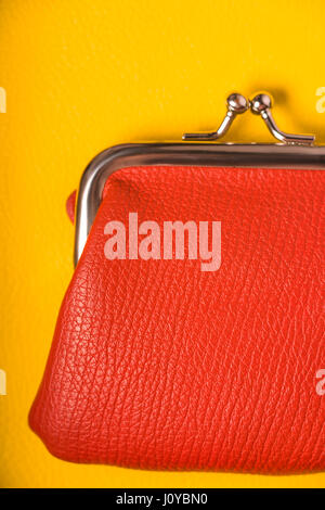 Sac à main Orange en bois sur une table jaune Banque D'Images