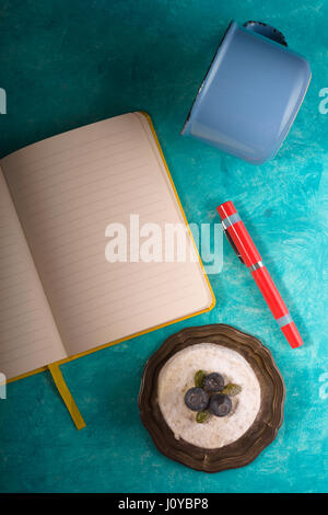 Ordinateur portable, gâteau, tasse, sur fond bleu turquoise Banque D'Images