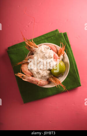 Servir les crevettes avec la sauce et de la chaux dans un bol en céramique Banque D'Images